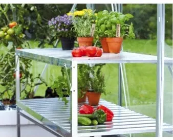 Aluminiumtisch mit zusätzlichem Regal 52 x 120 cm.